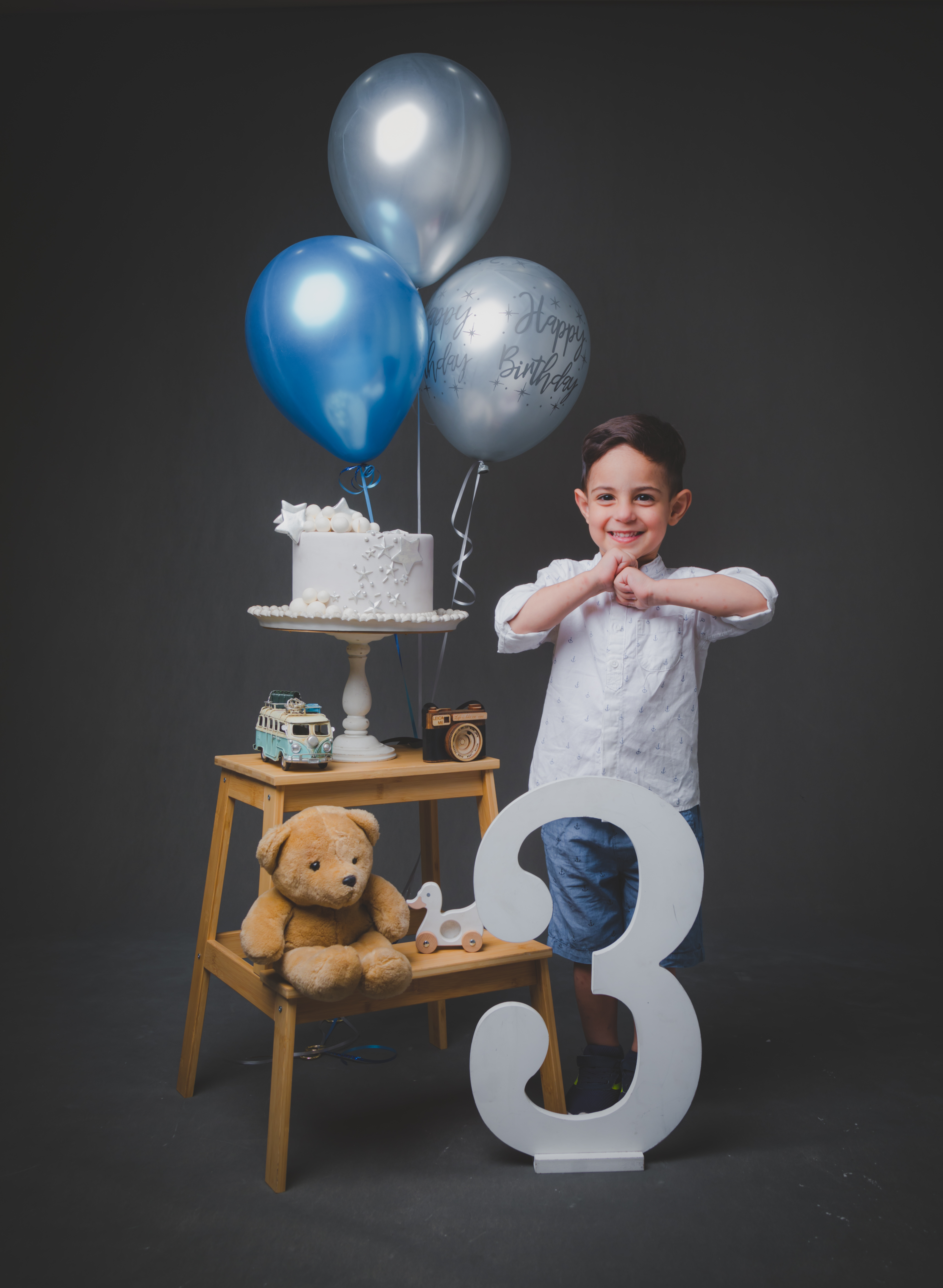 ژست عکس آتلیه کودک