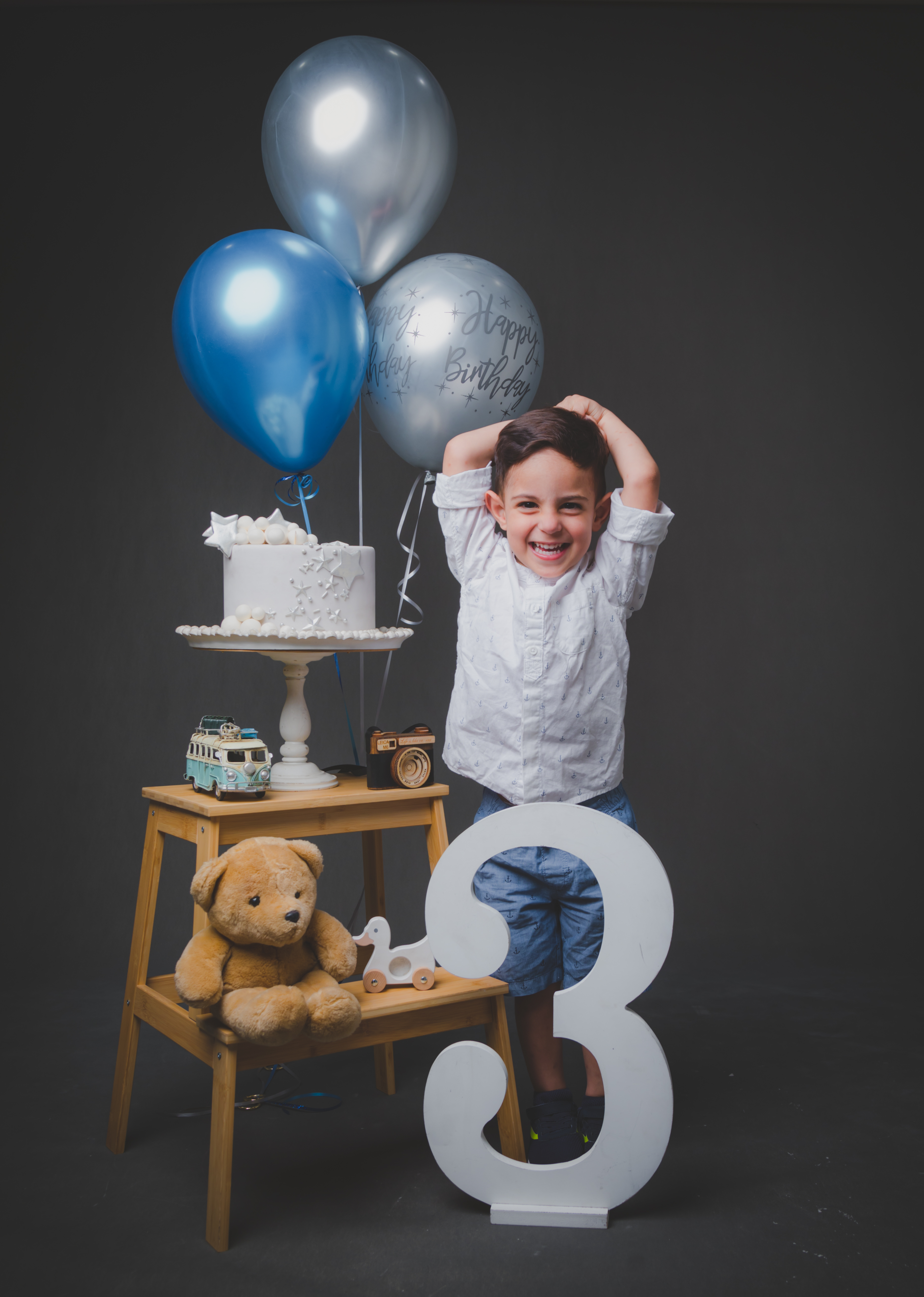 ژست عکس آتلیه کودک