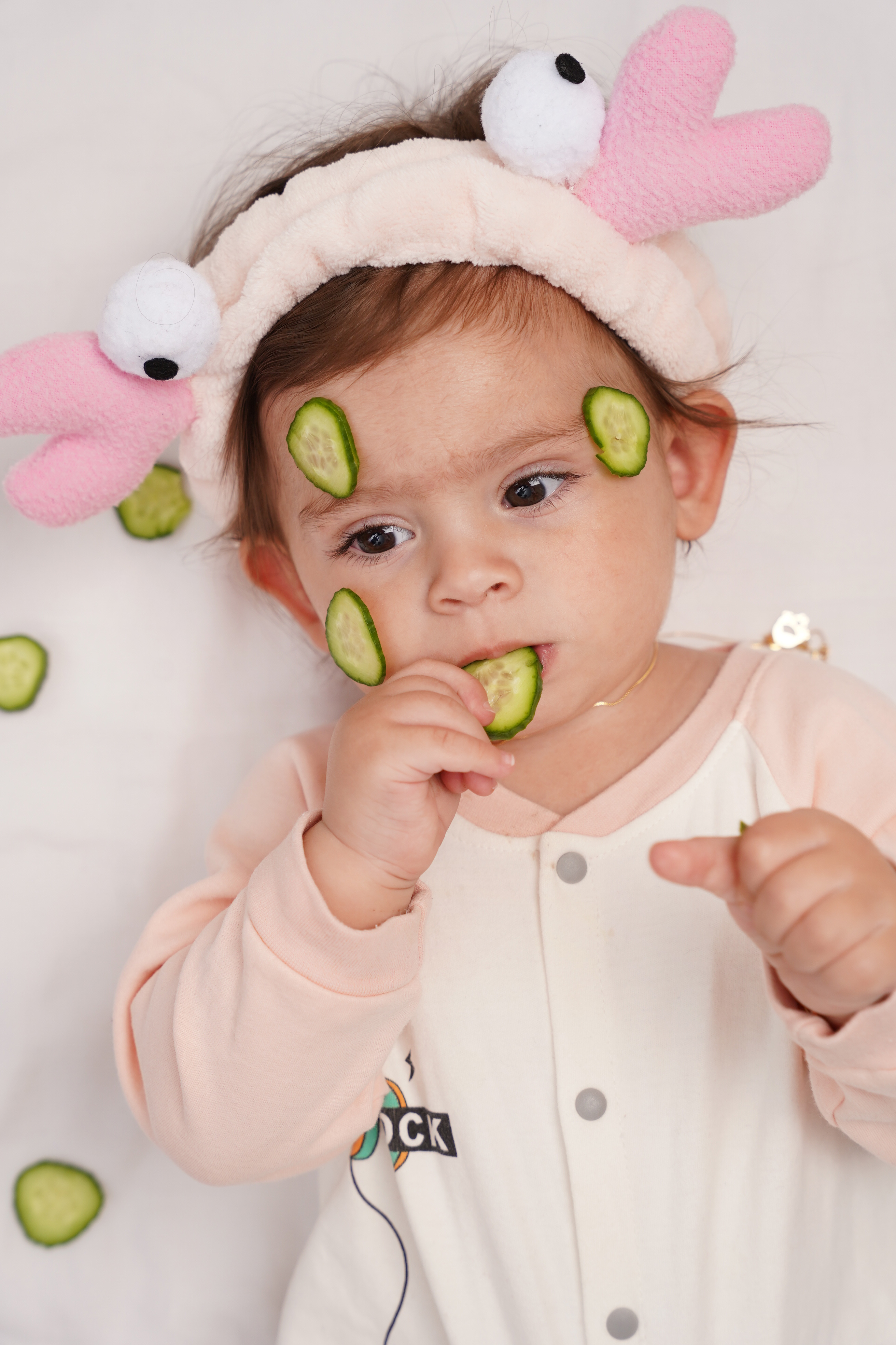 ژست عکس آتلیه کودک