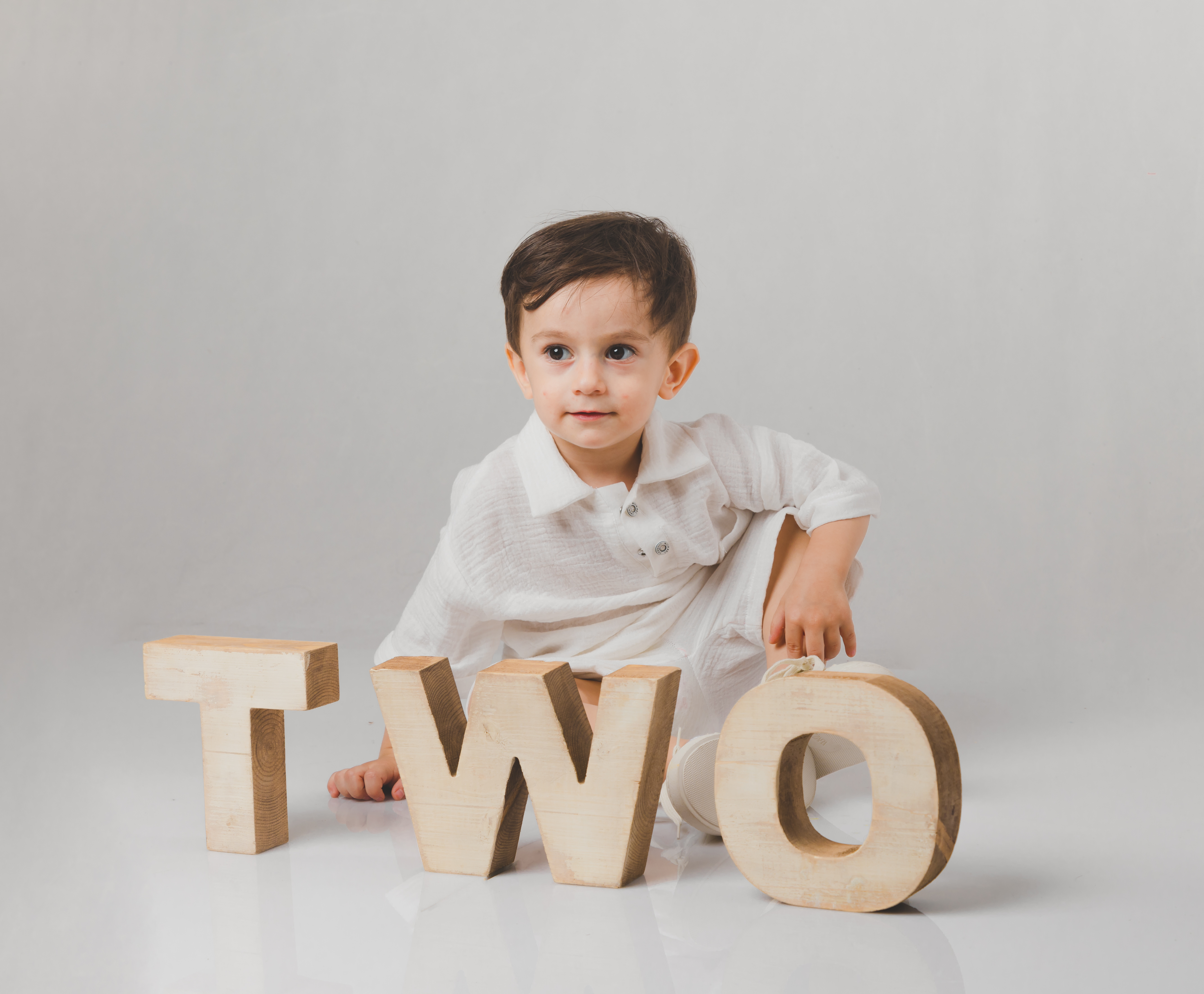 ژست عکس آتلیه کودک