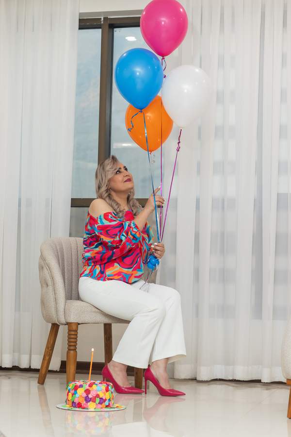 ژست عکاسی آتلیه. ایده عکس دخترانه / زنانهو نشستهو عکس تولدو خانهو آتلیه 