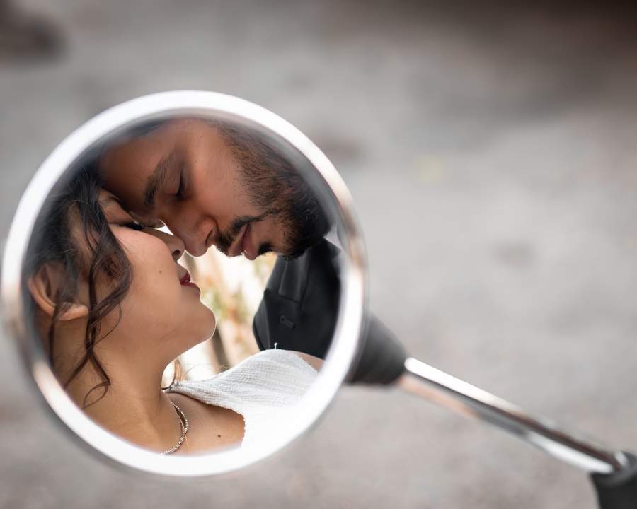 ژست عکاسی دو نفره. ایده عکس نشستهو عاشقانهو دو نفرهو طبیعت / فضای باز 