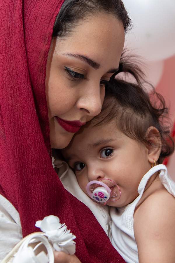 ژست عکاسی  مادر و دختر. ایده عکس دخترانه / زنانهو  مادر و دخترو نشستهو خانهو آتلیه کودک 