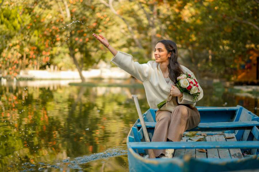 ژست عکاسی نشسته. ایده عکس دخترانه / زنانهو نشستهو طبیعت / فضای باز 