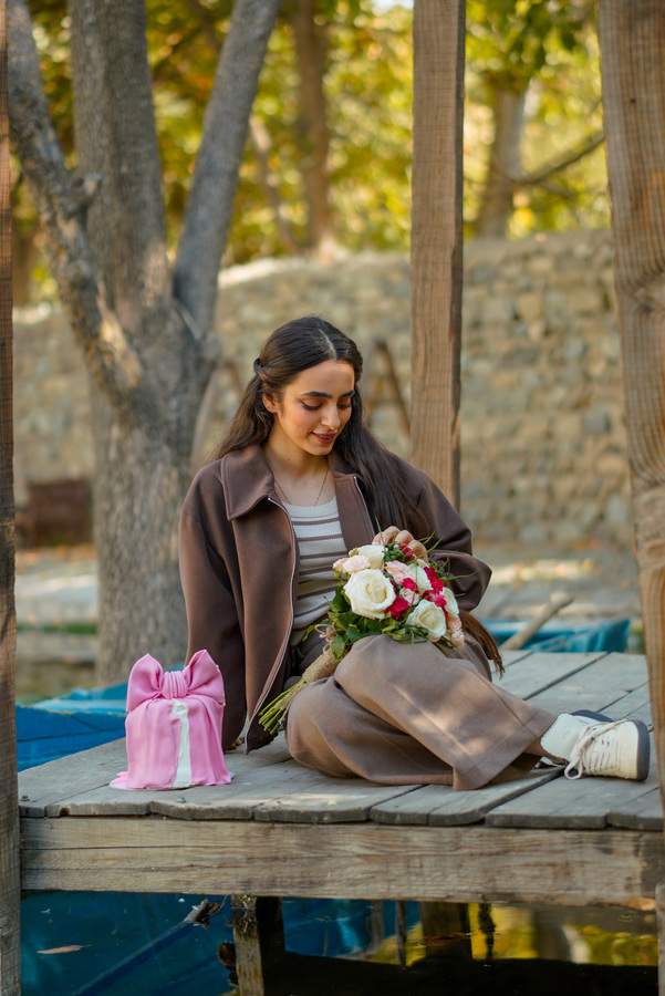 ژست عکاسی دخترانه / زنانه. ایده عکس دخترانه / زنانهو ایستادهو طبیعت / فضای باز 