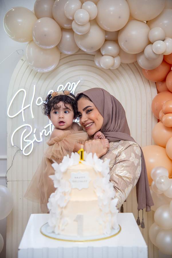 ژست عکاسی  مادر و دختر. ایده عکس دخترانه / زنانهو  مادر و دخترو ایستادهو خانهو آتلیه کودک 