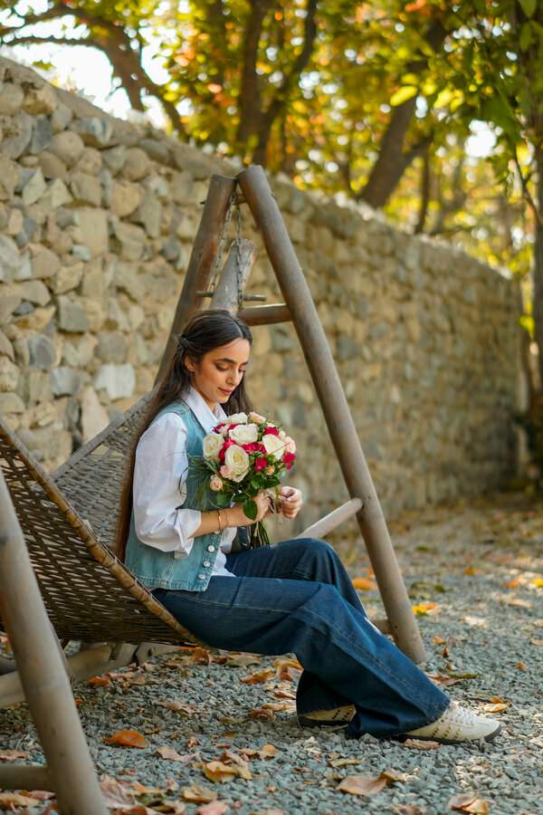 ژست عکاسی نشسته. ایده عکس دخترانه / زنانهو نشستهو طبیعت / فضای باز 