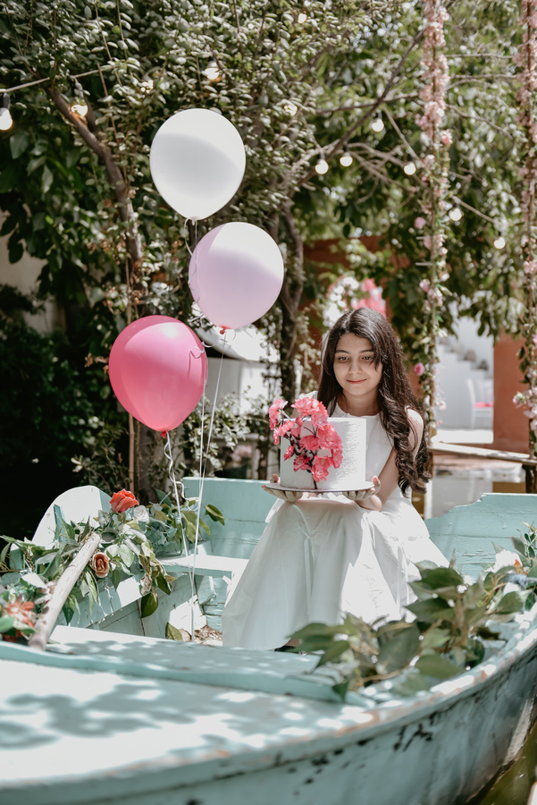 ژست عکاسی نشسته. ایده عکس دخترانه / زنانهو کودکو نشستهو طبیعت / فضای باز 