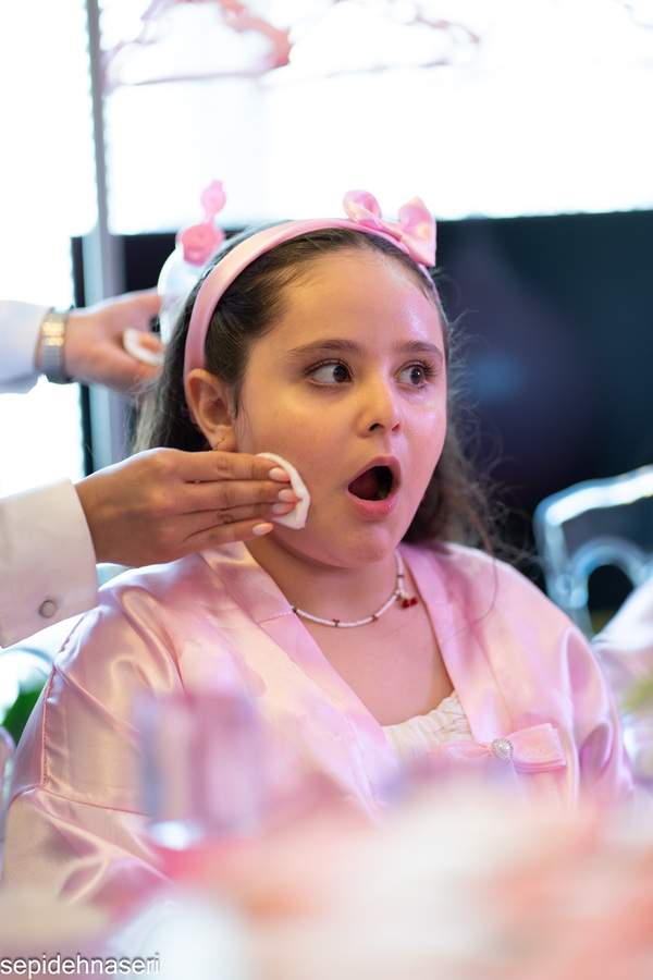 ژست عکاسی نشسته. ایده عکس دخترانه / زنانهو کودکو نشستهو خانه 