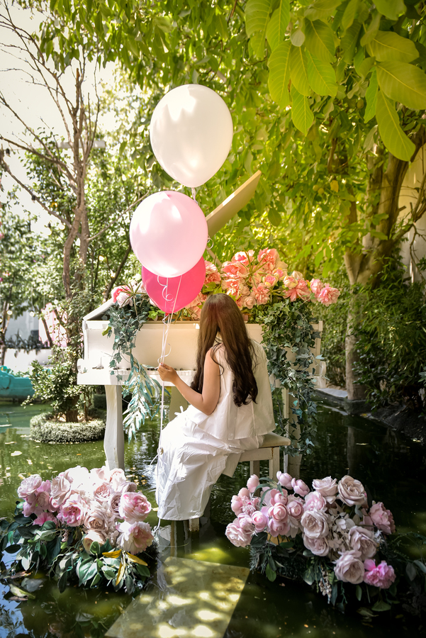 ژست عکاسی نشسته. ایده عکس دخترانه / زنانهو کودکو نشستهو طبیعت / فضای باز 