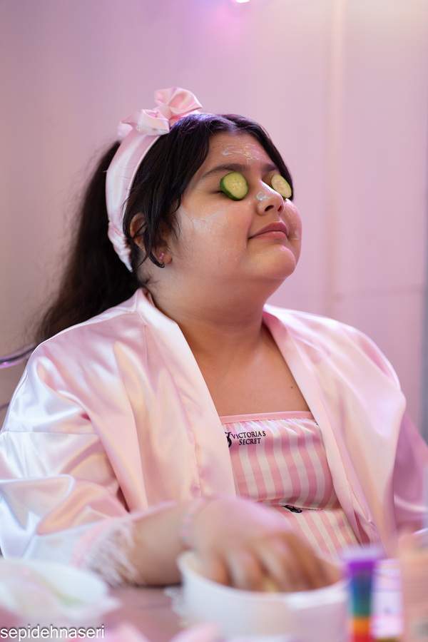 ژست عکاسی نشسته. ایده عکس دخترانه / زنانهو کودکو نشستهو خانه 