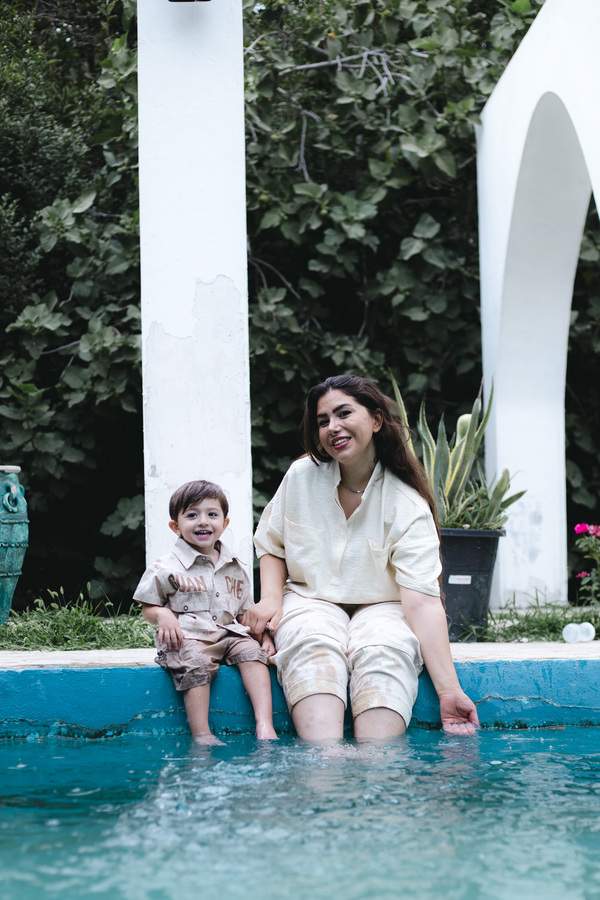 ژست عکاسی نشسته. ایده عکس کودکو نشستهو طبیعت / فضای بازو  مادر و پسر 