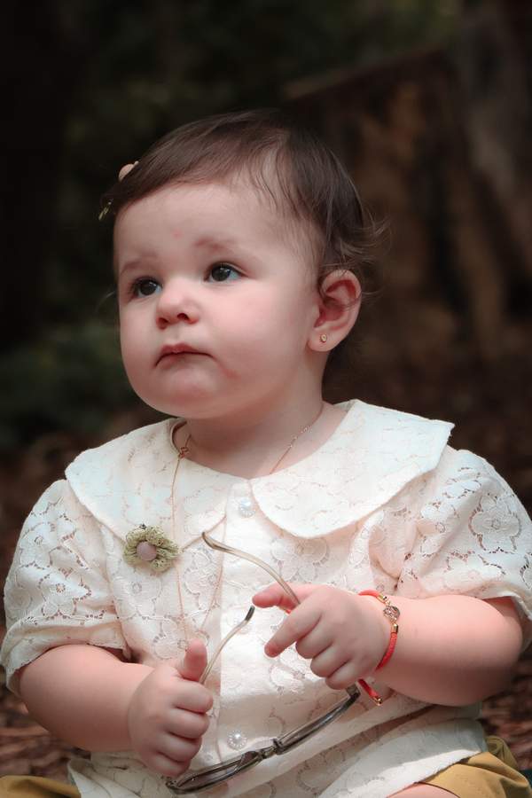 ژست عکاسی نشسته. ایده عکس دخترانه / زنانهو نشستهو طبیعت / فضای باز 