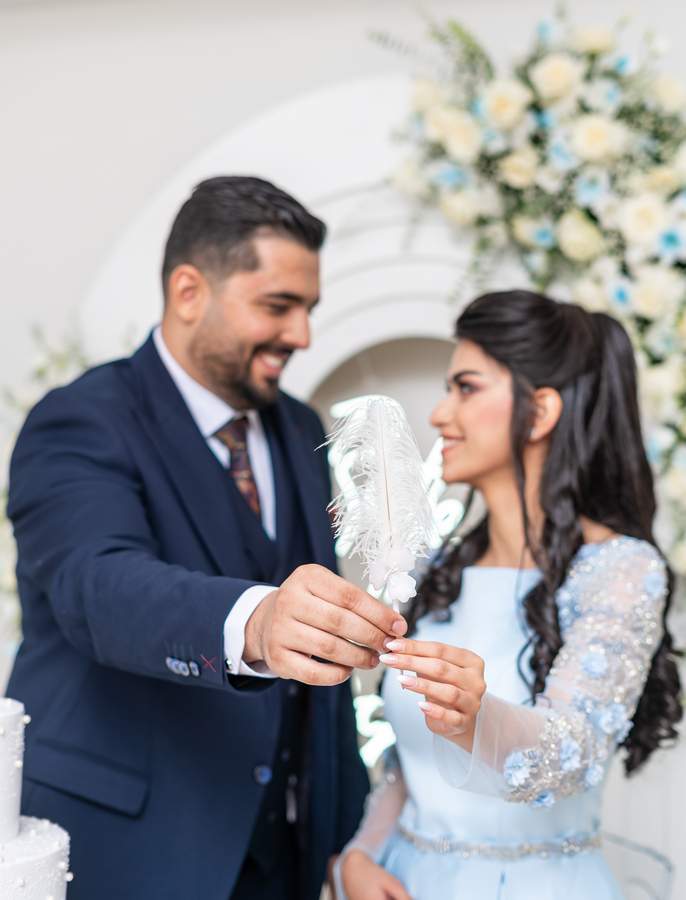 ژست عکاسی آتلیه. ایده عکس عروس و دامادو ایستادهو دو نفرهو آتلیه 