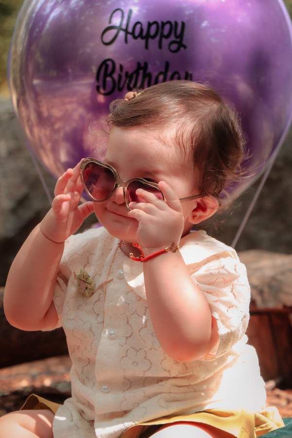 ژست عکاسی نشسته. ایده عکس دخترانه / زنانهو نشستهو عکس تولدو طبیعت / فضای باز 