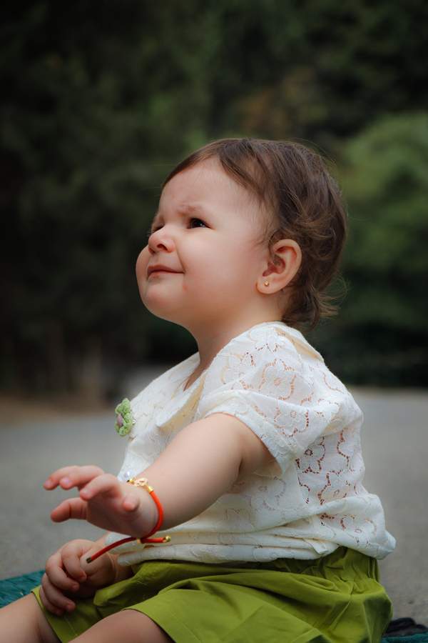 ژست عکاسی نشسته. ایده عکس دخترانه / زنانهو کودکو نشستهو طبیعت / فضای باز 