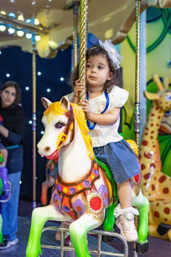 ژست عکاسی نشسته. ایده عکس دخترانه / زنانهو کودکو نشستهو طبیعت / فضای باز 