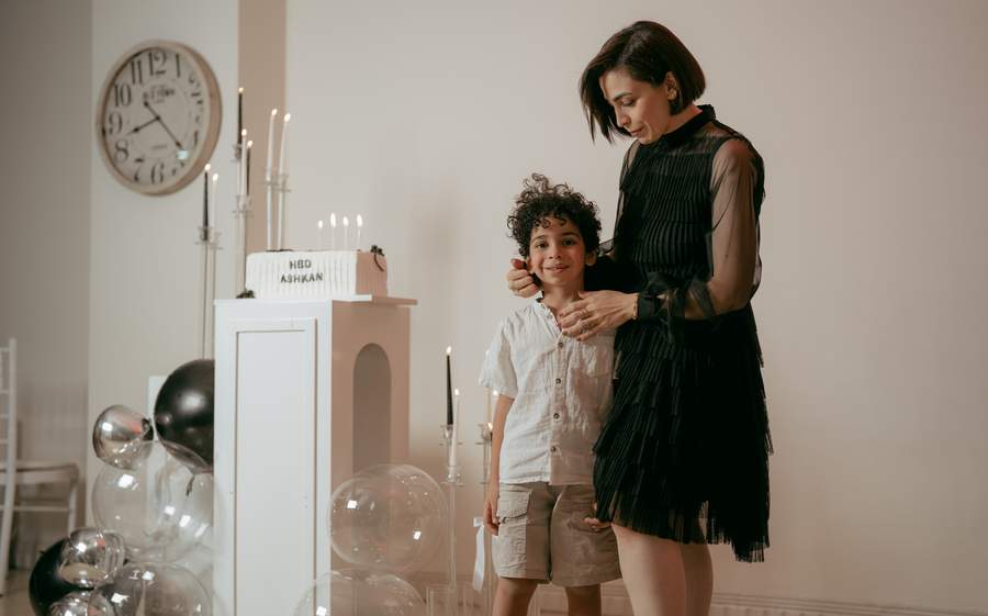 ژست عکاسی  مادر و پسر. ایده عکس ایستادهو عکس تولدو خانهو  مادر و پسر 