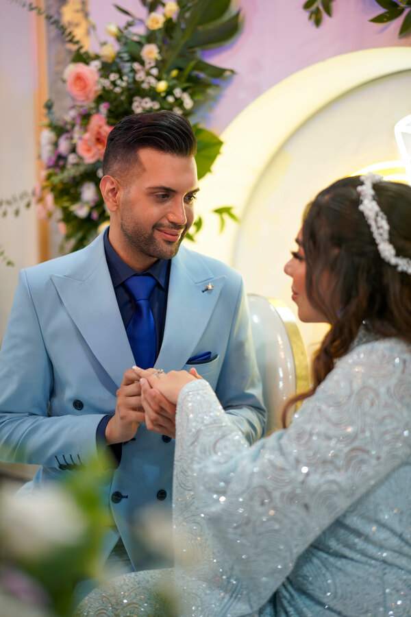 ژست عکاسی آتلیه. ایده عکس عاشقانهو دو نفرهو خانهو آتلیهو محضر 