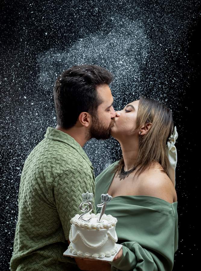 ژست عکاسی آتلیه. ایده عکس ایستادهو دو نفرهو عکس تولدو آتلیه 