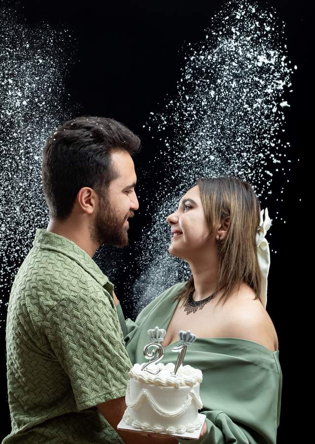 ژست عکاسی آتلیه. ایده عکس عاشقانهو ایستادهو دو نفرهو عکس تولدو آتلیه 