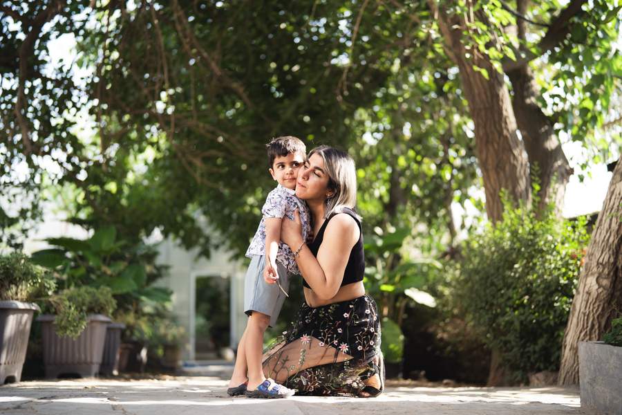 ژست عکاسی  مادر و پسر. ایده عکس مردانه / پسرانهو کودکو نشستهو طبیعت / فضای بازو  مادر و پسر 