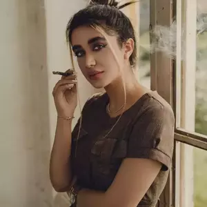 ژست عکس دخترانه / زنانه