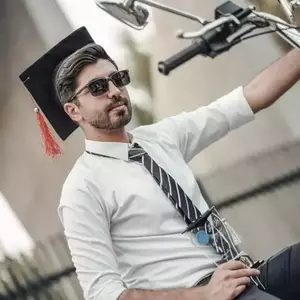 ژست عکس فارغ التحصیلی
