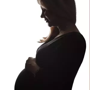 عکس زن حامله در حال درد در خانه