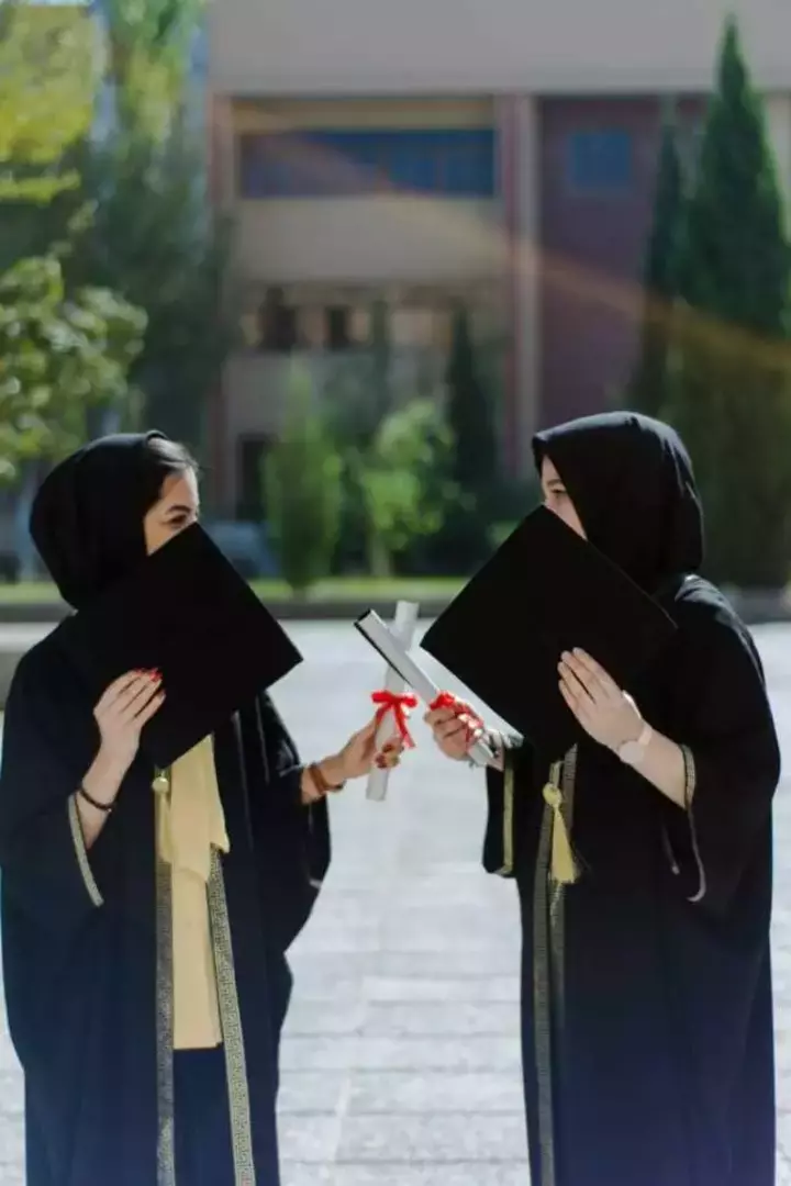 نمونه کار عکاسی فارغ التحصیلی توسط صراف زاده  که در تاریخ 1401-06-27 ** یک‌شنبه  **  ساعت 05:24PM بارگذاری شده است.
