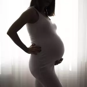 عکس زن حامله در حال درد در خانه