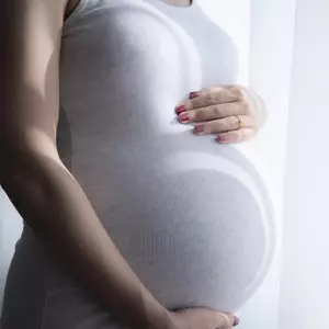 عکس زن حامله در حال درد در خانه