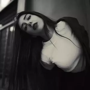ژست عکس دخترانه / زنانه
