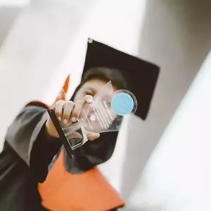 ژست عکس فارغ التحصیلی