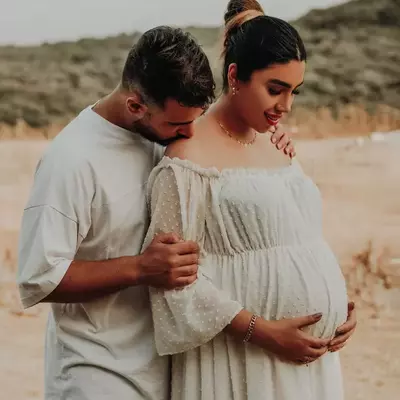 عکس زن حامله در حال درد در خانه