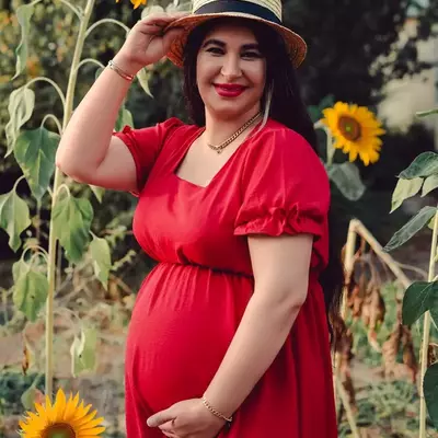 عکس زن حامله در حال درد در خانه