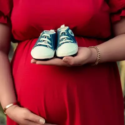 عکس زن حامله در حال درد در خانه