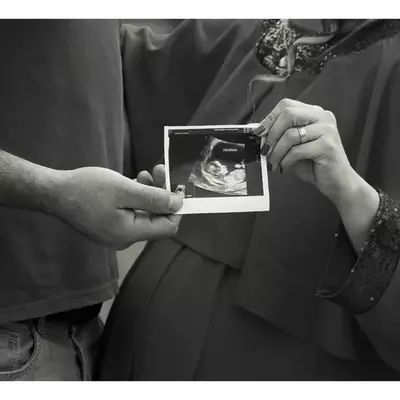 عکس زن حامله در حال درد در خانه