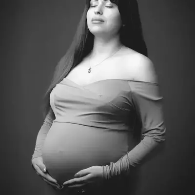 عکس زن حامله در حال درد در خانه