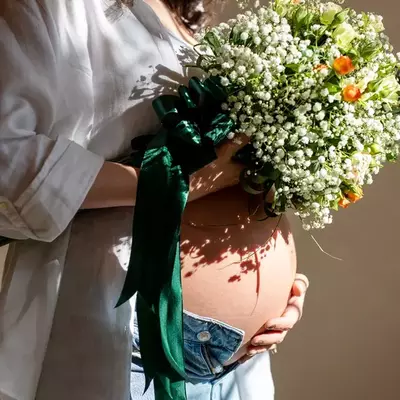 عکس زن حامله در حال درد در خانه