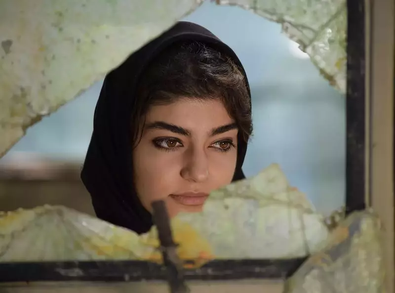 آفیش همکاران آفیش عکاس یا فیلمبردار دوم از آتنا عیوضی