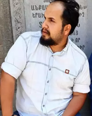 عکس پروفایل پوریا خانلری