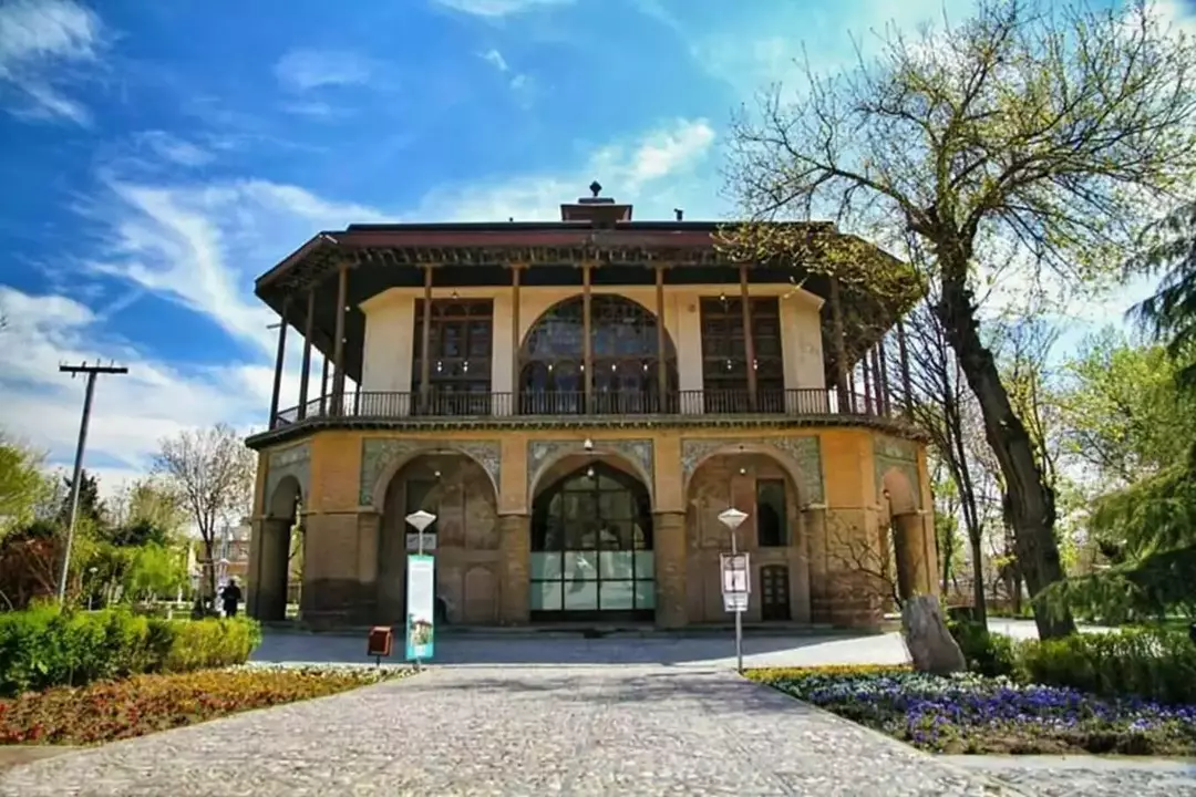 کاخ چهل ستون/عمارت کلاه فرنگی