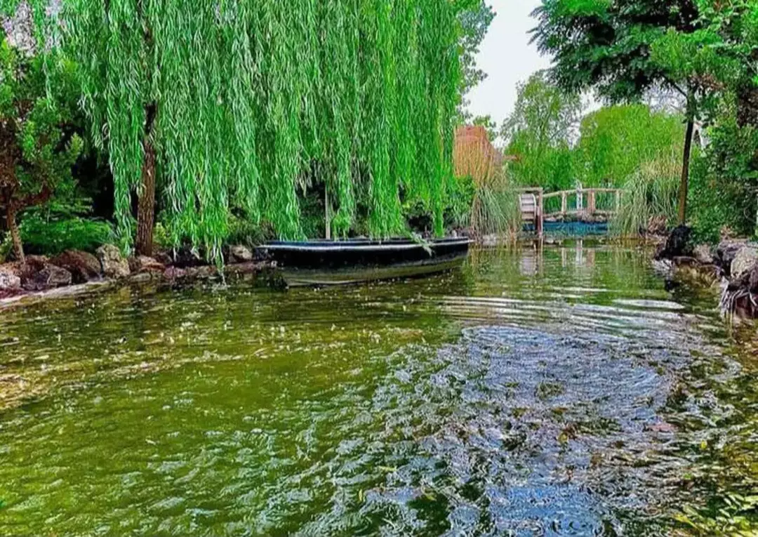 باغ عمارت قصر سفید