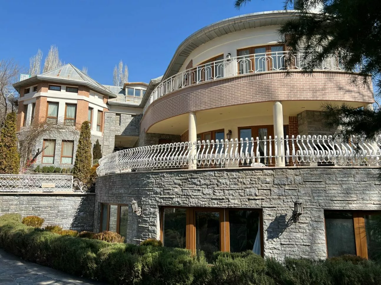 عکس باغ و عمارت کندو 