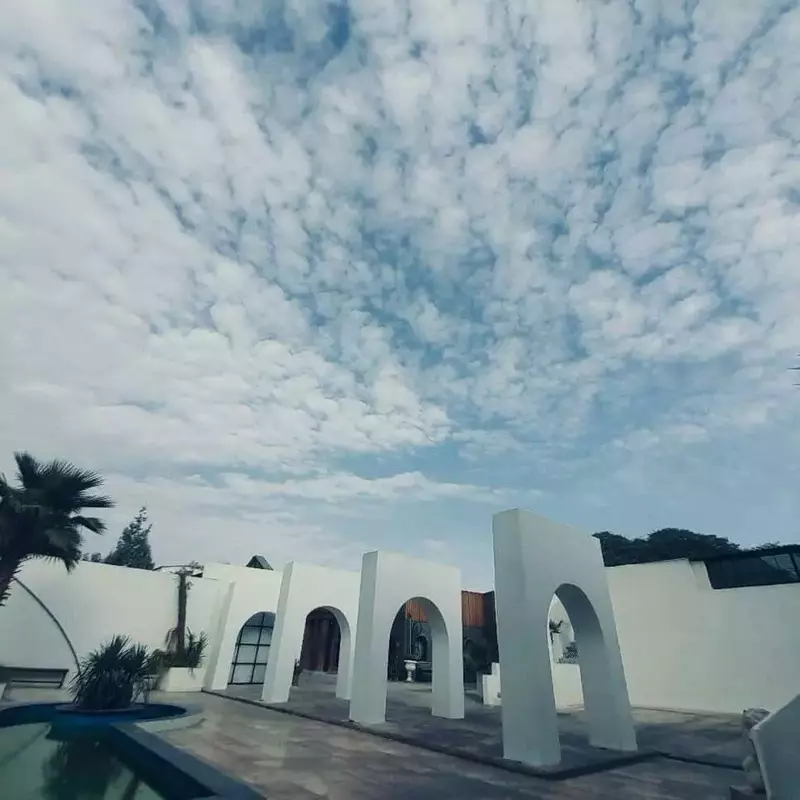 باغ عمارت قصر سفید