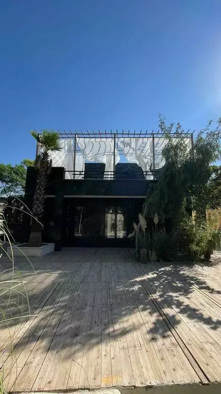 باغ عمارت قصر سفید