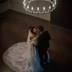 عکس عروس و داماد در حال بوسه در عمارت