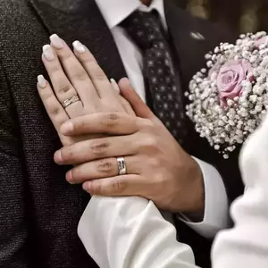 عکس دست عروس روی سینه داماد با حلقه و گل