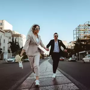 عروس و داماد دست در دست هم در خیابان میدوند